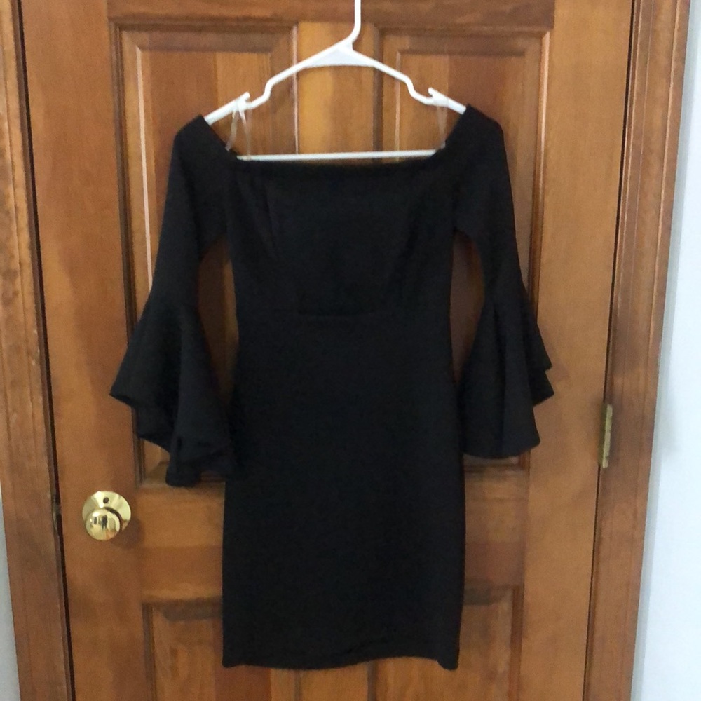 Black bell sleeved cocktail dress. JR sz 3. Mid thigh. Back zip. Worn 1x - Picture 3 of 5